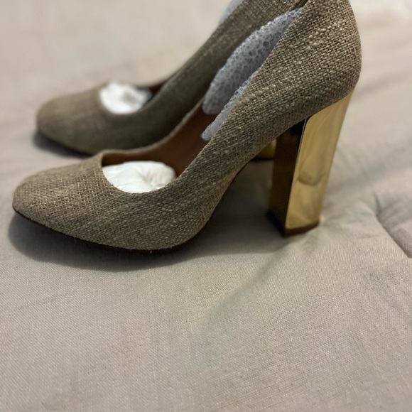 Tory Burch Madison pump with gold metallic 4” heel. Size 8. Only been worn twice - Picture 5 of 7